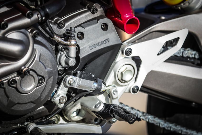 Ducati Hypermotard 950 – perubahan utama generasi ketiga berbanding Hypermotard 939 generasi pertama 920054