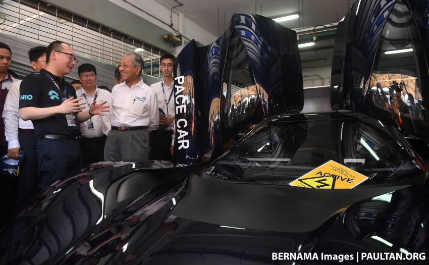 Tun Mahathir says Malaysians should be open to new national car project, says it will spur tech learning 935612