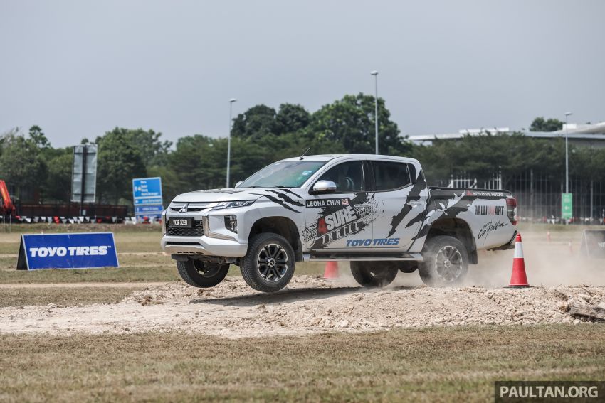 VIDEO: Mitsubishi 4Sure Thrill event – experiencing dirt drifting with Dakar Rally champ in the new Triton! 932107