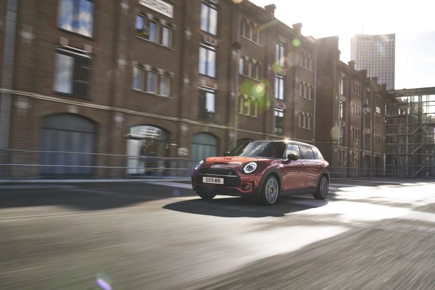F54 MINI Clubman facelift receives styling updates 949034