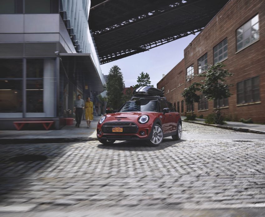 F54 MINI Clubman facelift receives styling updates 949214