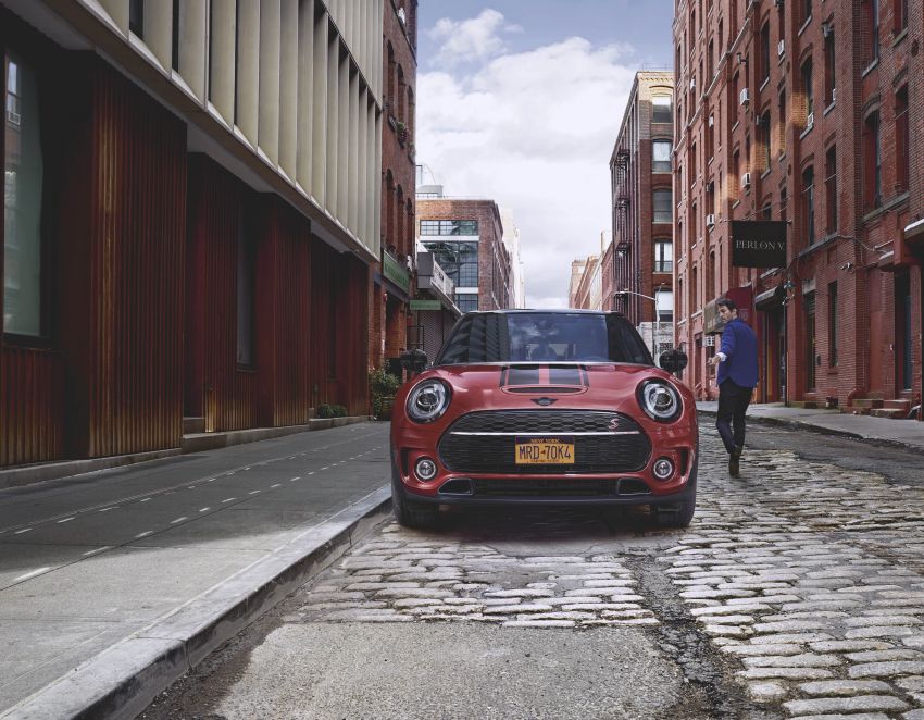 F54 MINI Clubman facelift receives styling updates 949219