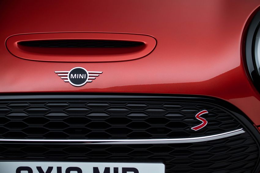 F54 MINI Clubman facelift receives styling updates 949264