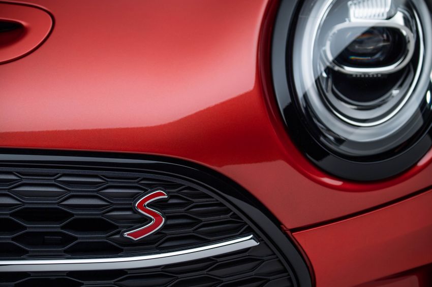 F54 MINI Clubman facelift receives styling updates 949266