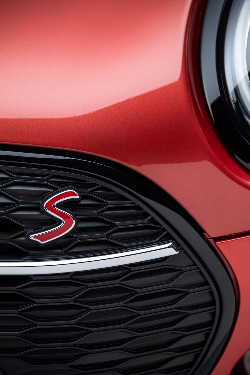 F54 MINI Clubman facelift receives styling updates 949267
