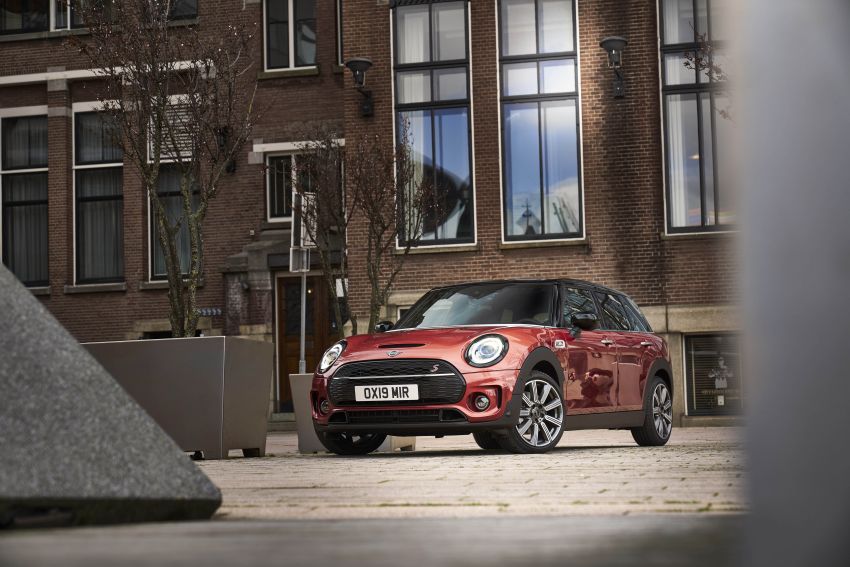 F54 MINI Clubman facelift receives styling updates 949010
