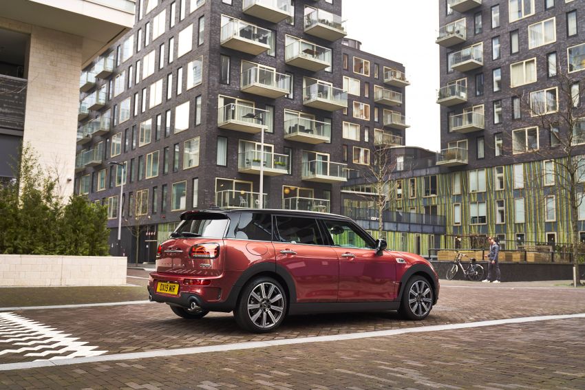 F54 MINI Clubman facelift receives styling updates 949049