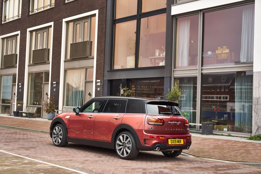 F54 MINI Clubman facelift receives styling updates 949053