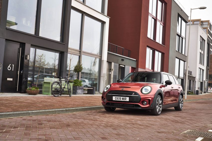 F54 MINI Clubman facelift receives styling updates 949056