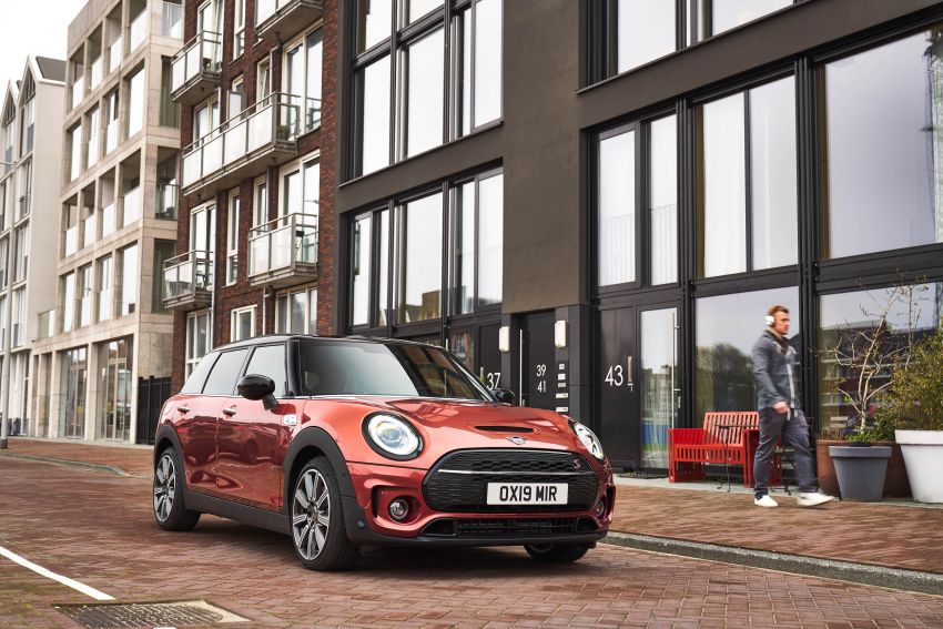 F54 MINI Clubman facelift receives styling updates 949058