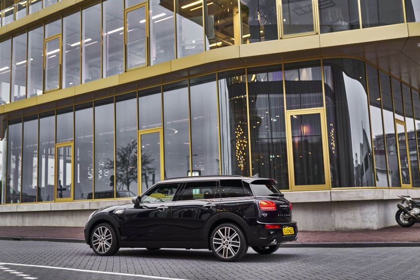 F54 MINI Clubman facelift receives styling updates 949063