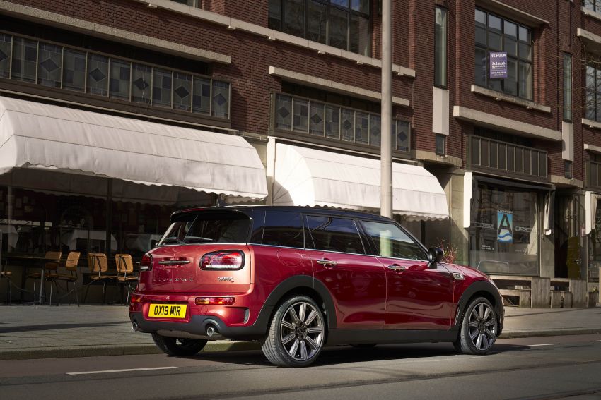 F54 MINI Clubman facelift receives styling updates 949016
