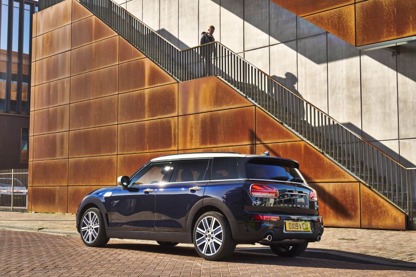 F54 MINI Clubman facelift receives styling updates 949078