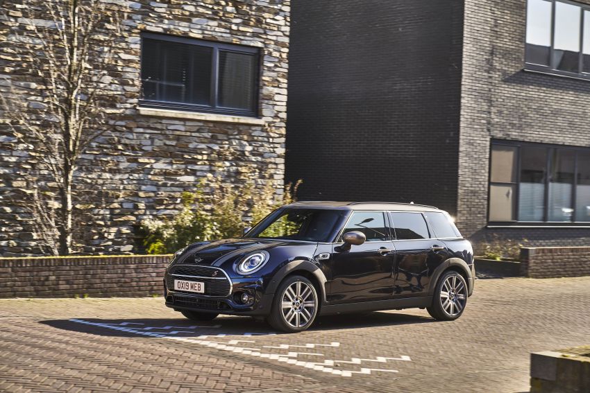 F54 MINI Clubman facelift receives styling updates 949081