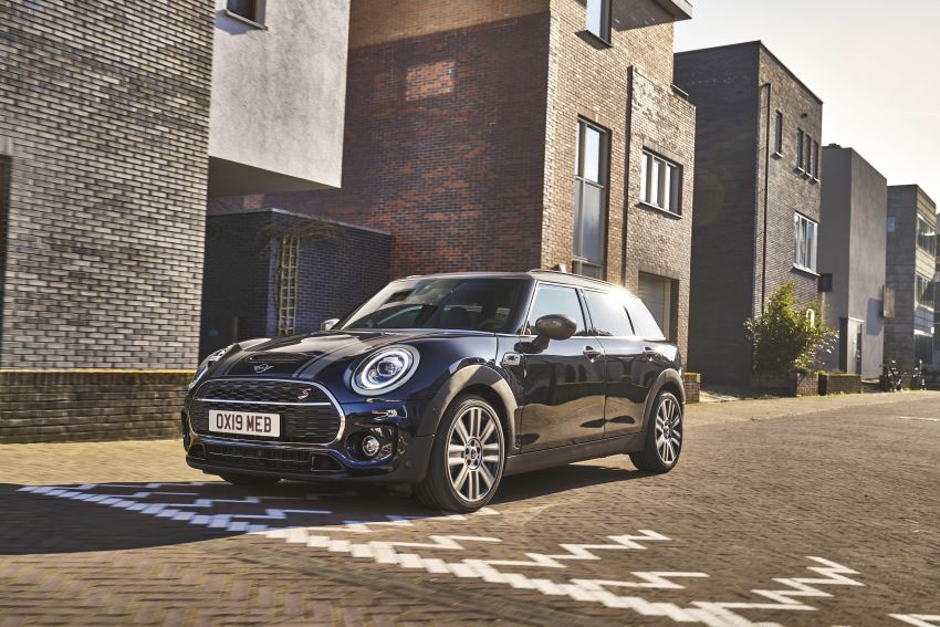 F54 MINI Clubman facelift receives styling updates 949085