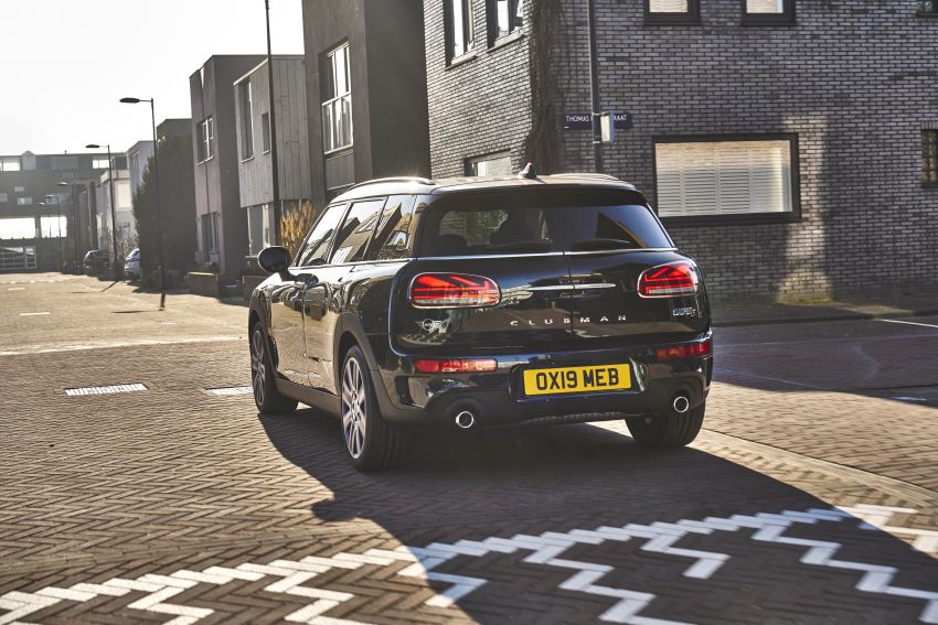 F54 MINI Clubman facelift receives styling updates 949087