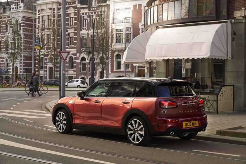 F54 MINI Clubman facelift receives styling updates 949019
