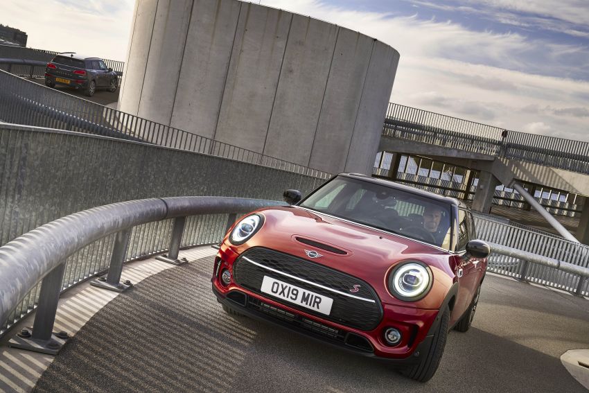F54 MINI Clubman facelift receives styling updates 949127