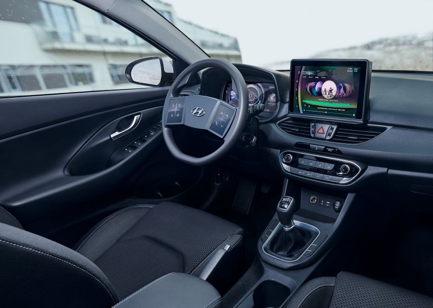 Hyundai’s virtual cockpit gets two steering displays 942859