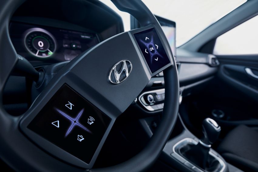 Hyundai’s virtual cockpit gets two steering displays 942861