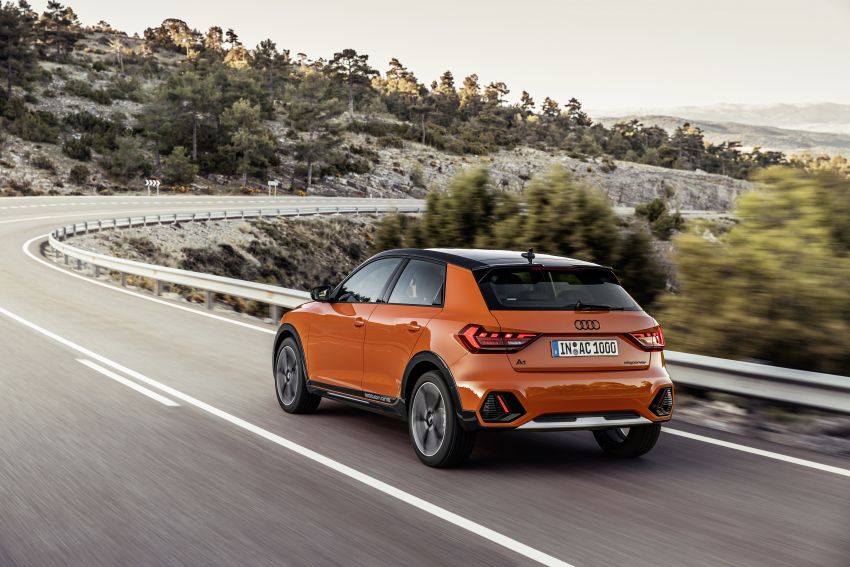 Audi A1 citycarver shown: SUV look, raised ride height 994580
