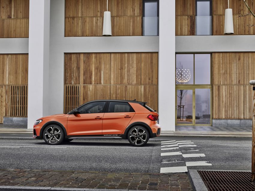 Audi A1 citycarver shown: SUV look, raised ride height 994589