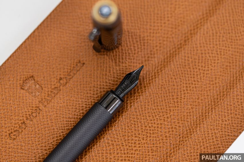 Bentley KL showcases limited-edition Breitling watch and writing instruments from Graf von Faber-Castell 984493