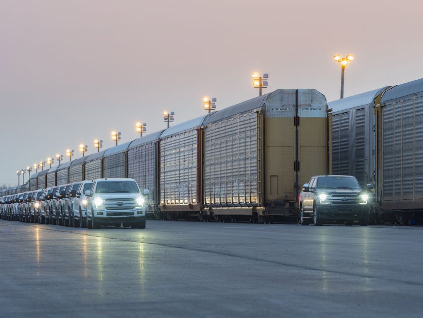 Ford F-150 electric prototype tows train, 42 trucks Image #991817
