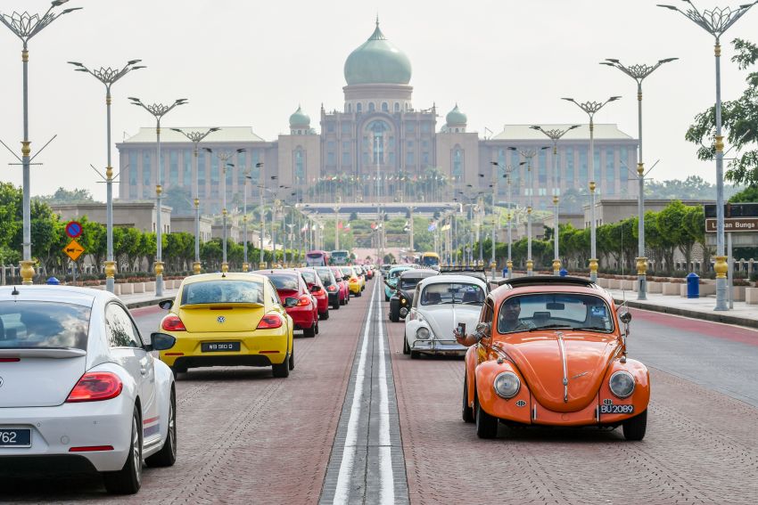 Volkswagen Beetle, An Iconic Gathering – farewell party to an automotive icon sees 405 Beetles gathered 985485