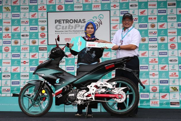 Tuah ibu muda berjaya bawa pulang Yamaha Y15ZR, habuan peraduan Petronas Bonanza edisi Julai 2019