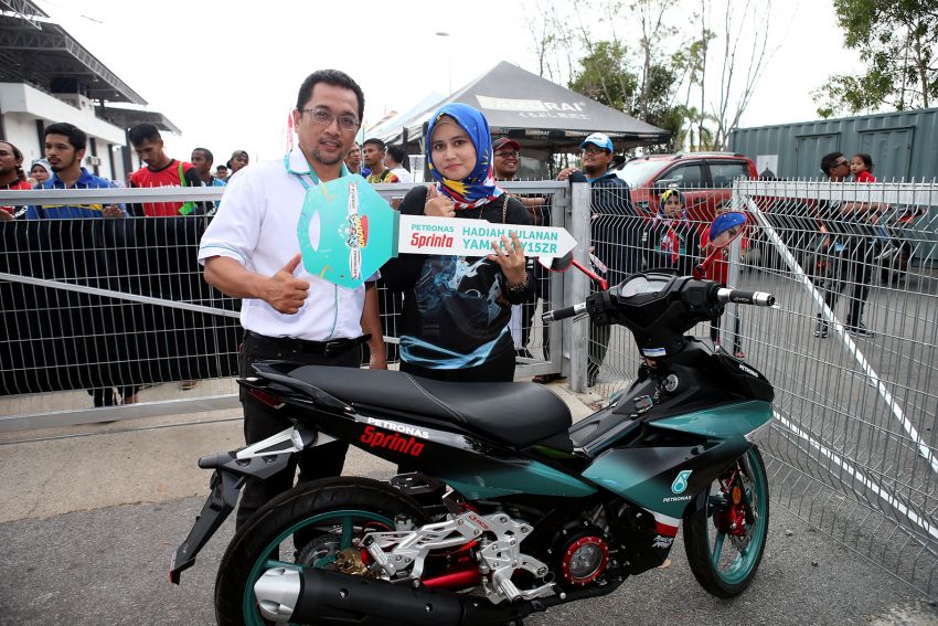 Tuah ibu muda berjaya bawa pulang Yamaha Y15ZR, habuan peraduan Petronas Bonanza edisi Julai 2019 1006323