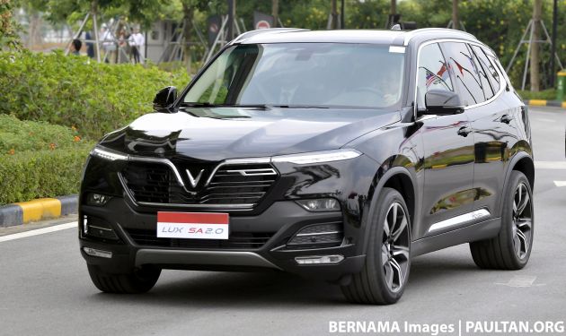 Tun Mahathir tries the VinFast SA2.0 SUV in Hanoi