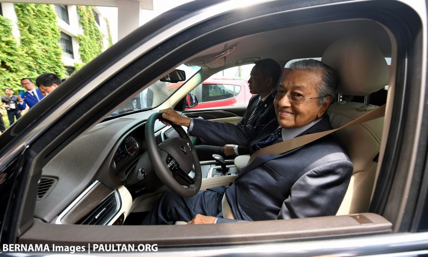 Tun Mahathir tries the VinFast SA2.0 SUV in Hanoi 1008537