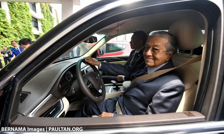 Tun M sempat pandu uji SUV VinFast SA2.0 di Hanoi 1008598