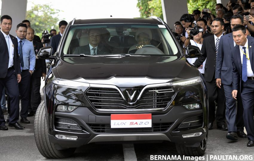 Tun Mahathir tries the VinFast SA2.0 SUV in Hanoi 1008538
