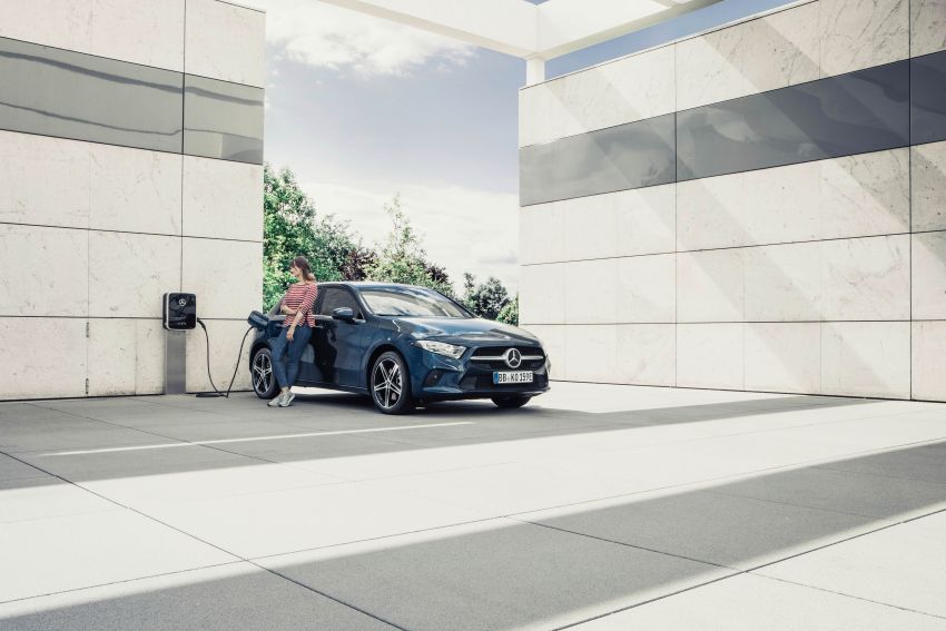 W177 Mercedes-Benz A250e plug-in hybrid debuts – joined by A250e Sedan and B250e; 70-77 km EV range 1003455