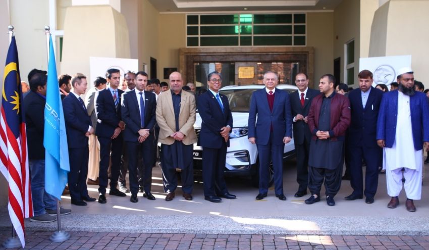 Proton delivers an X70 SUV to Pakistan government Image #1060525