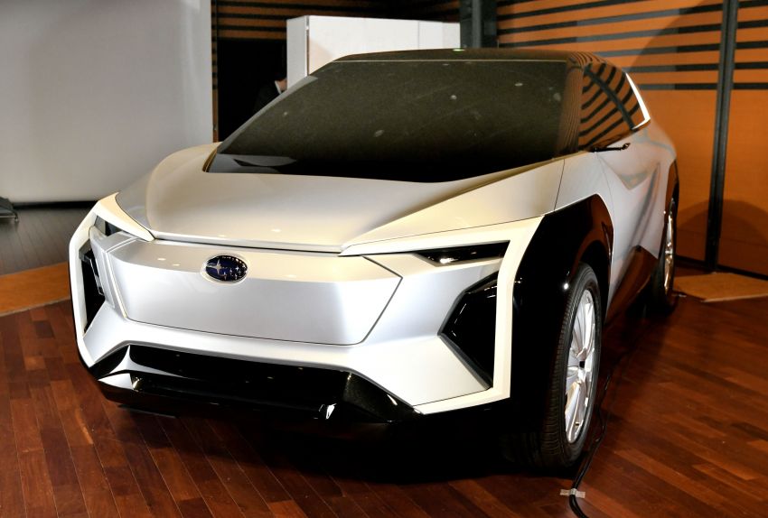 Subaru shows off an all-electric crossover concept 1072329
