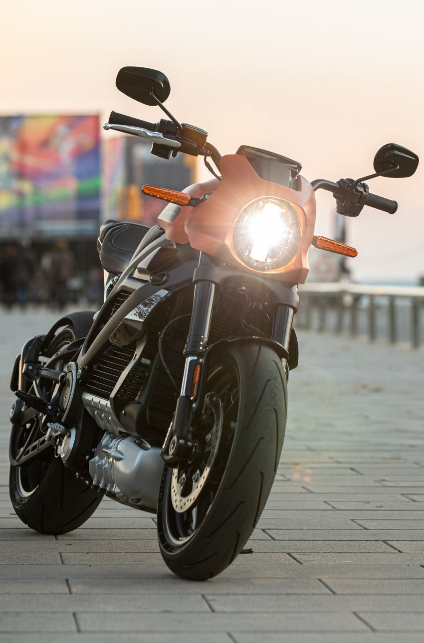 REVIEW: Harley-Davidson LiveWire electric motorcycle first ride – a sharp shock to the senses 1086254