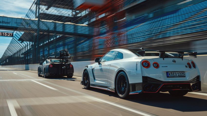 Nissan GT-R turns into ultimate high-speed camera car 1079848