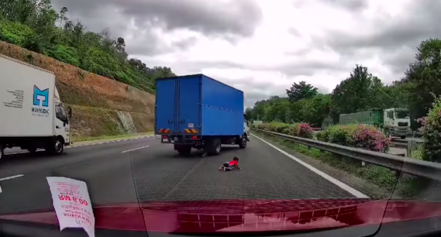 VIDEO: Lagi budak tercampak keluar dari kereta, kali ini akibat perlanggaran kereta yang sedang berlumba