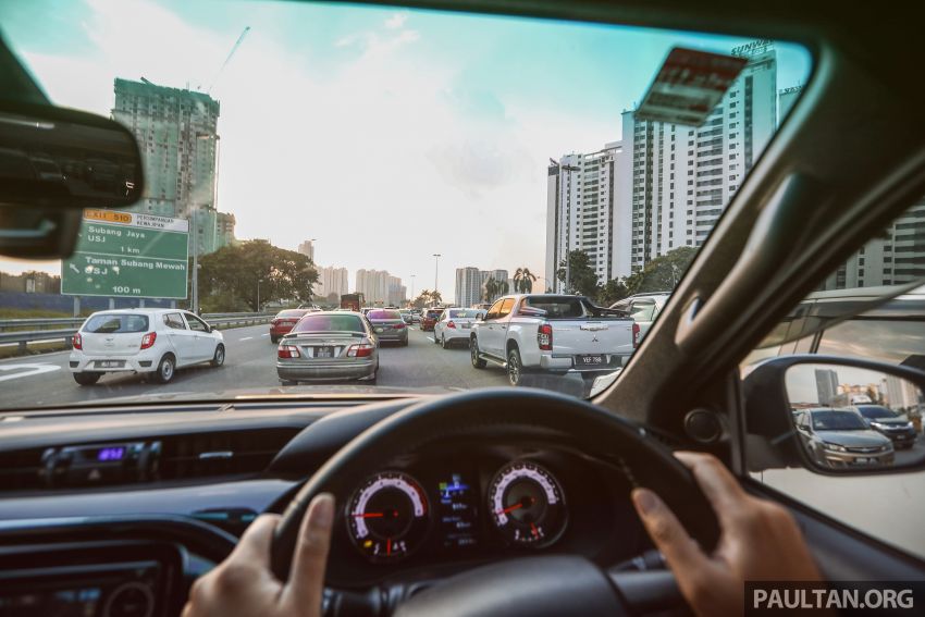 Toyota Hilux 2.8L versus Mitsubishi Triton 2.4L – which one of the two pick-up trucks is more fuel efficient? 1097561