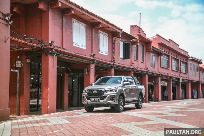 Toyota Hilux 2.8L versus Mitsubishi Triton 2.4L – which one of the two pick-up trucks is more fuel efficient? 1097545