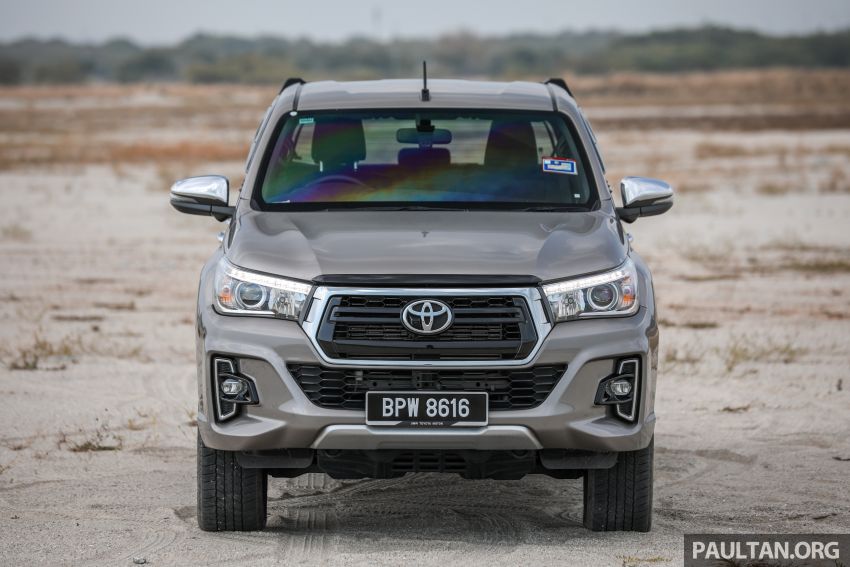 Toyota Hilux 2.8L versus Mitsubishi Triton 2.4L – which one of the two pick-up trucks is more fuel efficient? 1097501