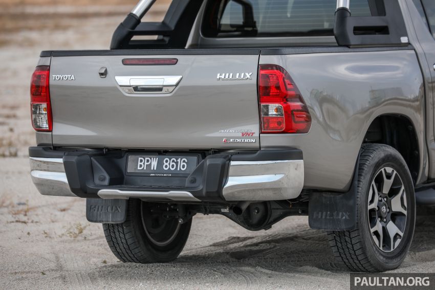 Toyota Hilux 2.8L versus Mitsubishi Triton 2.4L – which one of the two pick-up trucks is more fuel efficient? 1097505