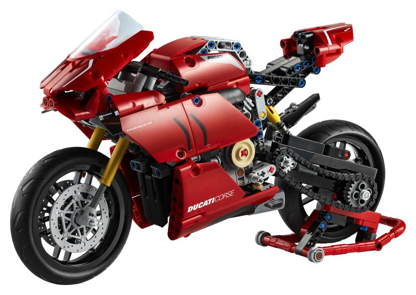 Lego goes Italian with the Ducati Panigale V4R 1108776