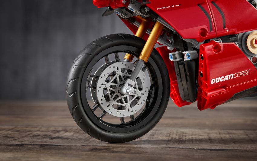 Lego goes Italian with the Ducati Panigale V4R 1108779