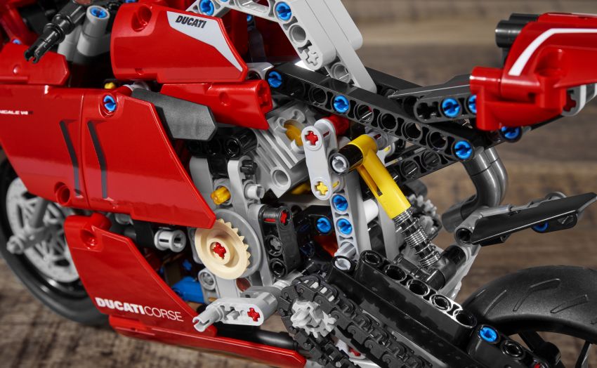 Lego goes Italian with the Ducati Panigale V4R 1108778