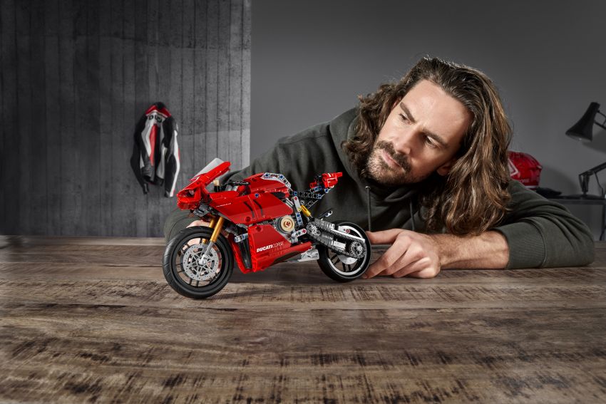 Lego goes Italian with the Ducati Panigale V4R 1108777