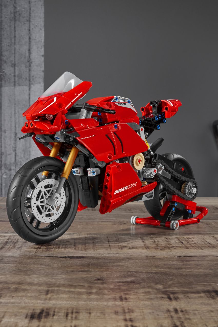 Lego goes Italian with the Ducati Panigale V4R 1108783